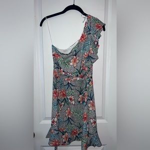 Francesca’s Mi ami asymmetrical dress. Size medium. B&W w/ tropical flowers
